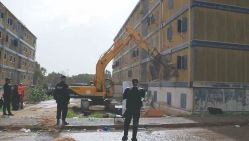 La démolition de “batimate taliane” a nécessité  le recours à une entreprise spécialisée pour à éviter la libération de fibres d’amiante dans l’air. © D.R