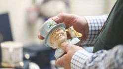 Une figurine de la reine Elizabeth II, créée pour ses 70 ans de règne par le céramiste Simon Willis.© D.R