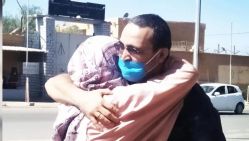 Le journaliste Rabah Karèche retrouve son épouse à sa sortie de prison © Karim Benamar