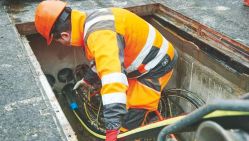 Chantier de la Société algérienne de distribution de l’électricité et du gaz, pour la pose d’un réseau électrique de basse tension. © D.R