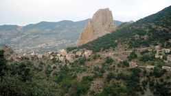 La petite commune d’Aït Zikki au pied d’un pic du majestueux Djurdjura. © D. R.