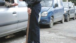 Bras de fer entre un automobiliste et un gardien autoproclamé. © D. R.