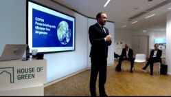 Le  ministre danois du Climat, Dan Jørgensen lors de sa conférence de ce lundi (capture écran, Zoom)