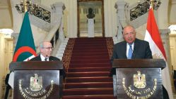 M. Ramtane Lamamra (à gauche) avec son homologue égyptien. © D.R