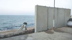Des pans de mur en béton installés le long des plages oranaises pour dissuader les harraga. © D.R