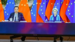 Le Premier ministre chinois Li Keqiang en visioconférence avec la présidente de la Commission européenne Ursula von der Leyen, hier, à Bruxelles. © D. R.