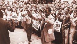 Des manifestants se rassemblent devant le palais de justice de Johannesburg au cours du procès pour trahison en 1956. © D. R.